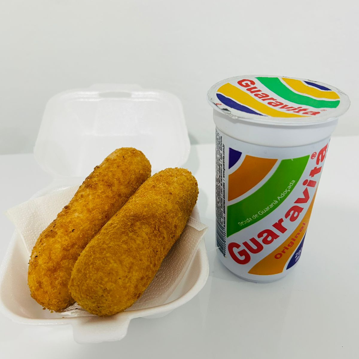 dois enroladinhos de salsicha com um gravita