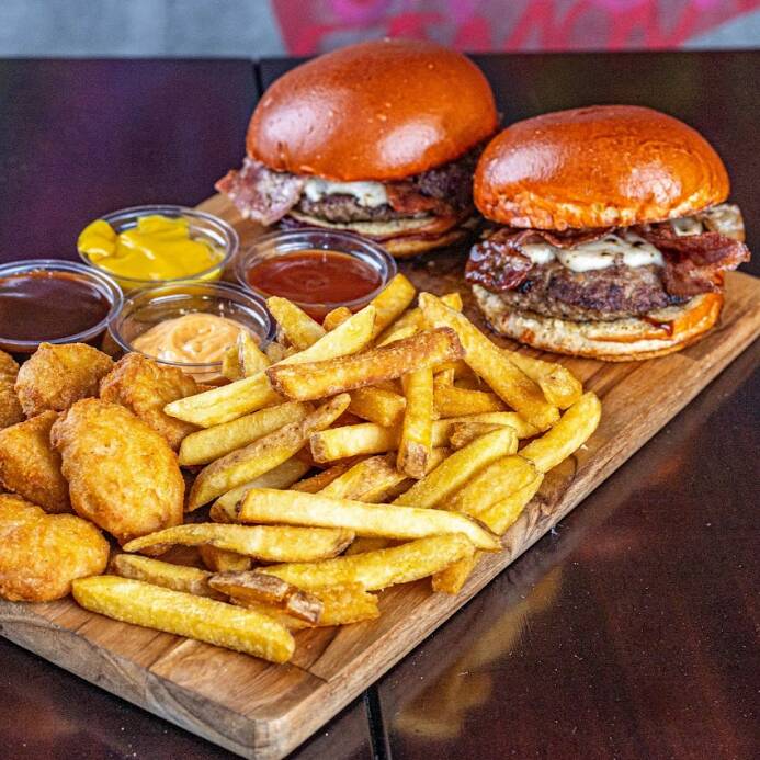 2 Manhattan 1.0 + 4 Molhos + Fritas e Nuggets Supreme