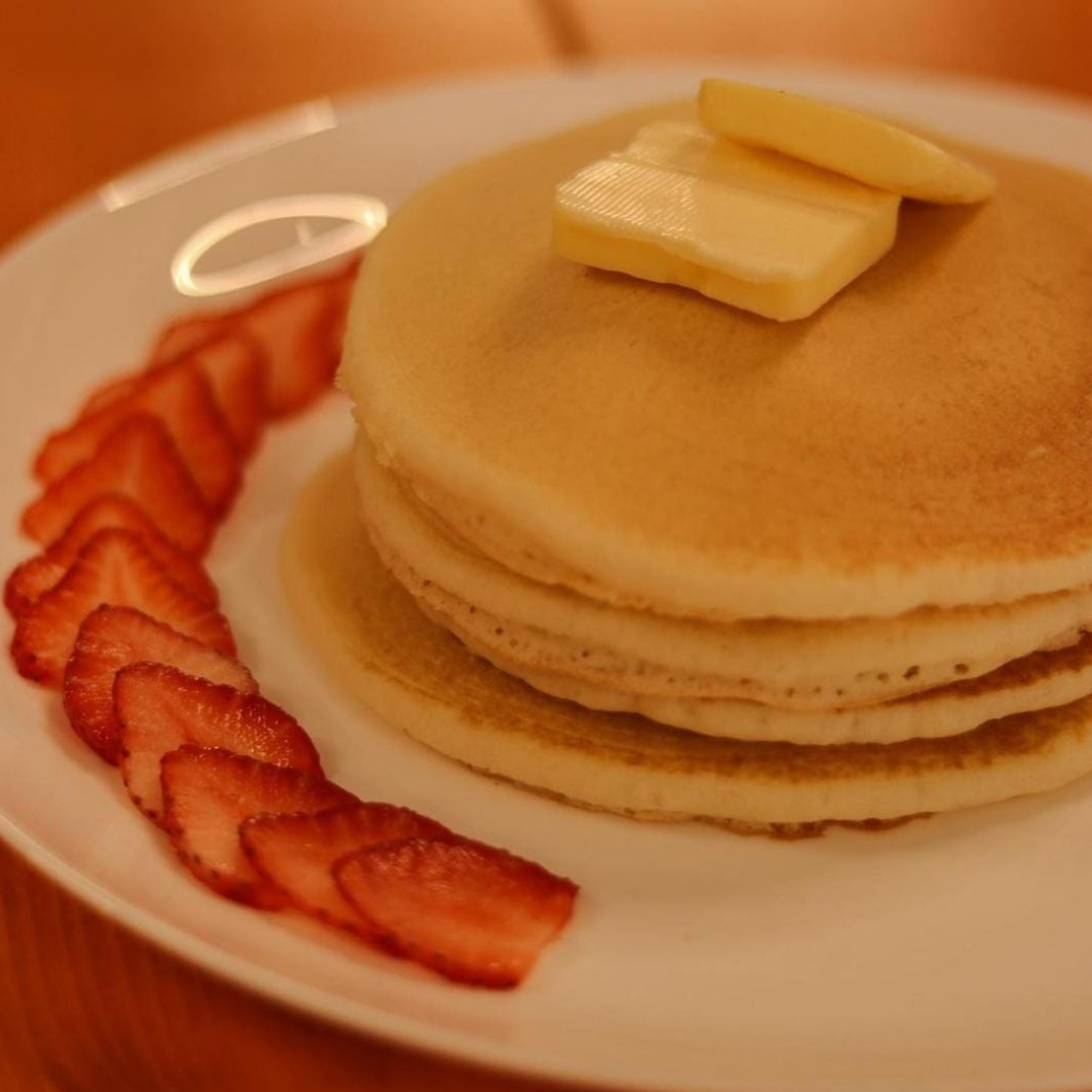 Hot Cakes Clásicos con Fruta