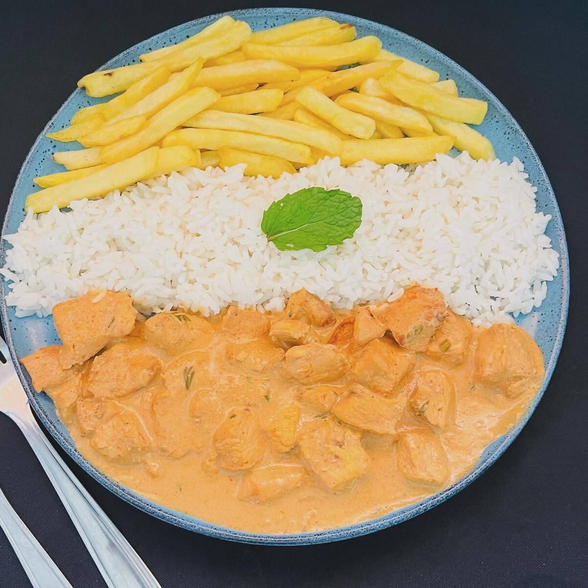 Nosso Strogonoff Cremoso é preparado com frango selecionado, molho super cremoso e tempero especial que traz aquele gostinho caseiro que conquista na primeira garfada
Acompanha arroz soltinho e batata frita crocante, formando a combinação perfeita para uma refeição completa, saborosa e bem servida.