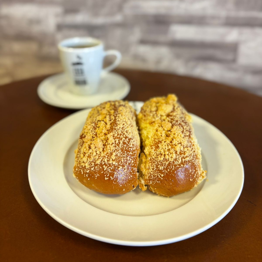 Deliciosa massa doce com farofa e cobertura disponível. (Banana, Goiabada, Doce de leite ou apenas Farofa)