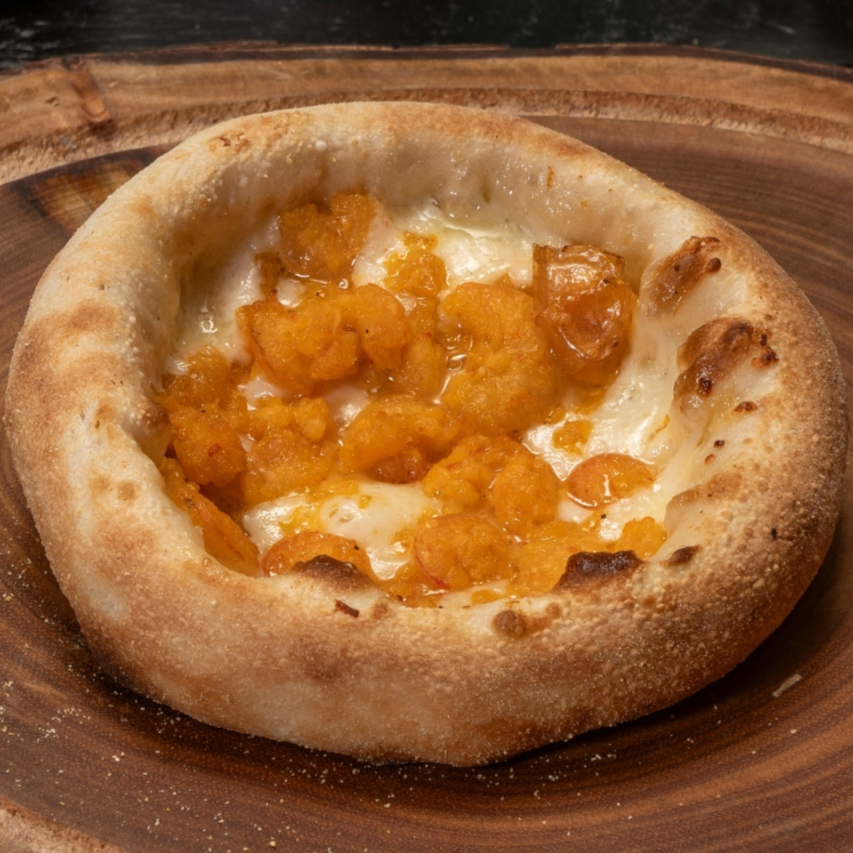 Massa artesanal macia, recheio de camarões suculentos temperados, envoltos em mussarela derretida. Um luxo do mar em cada mordida!