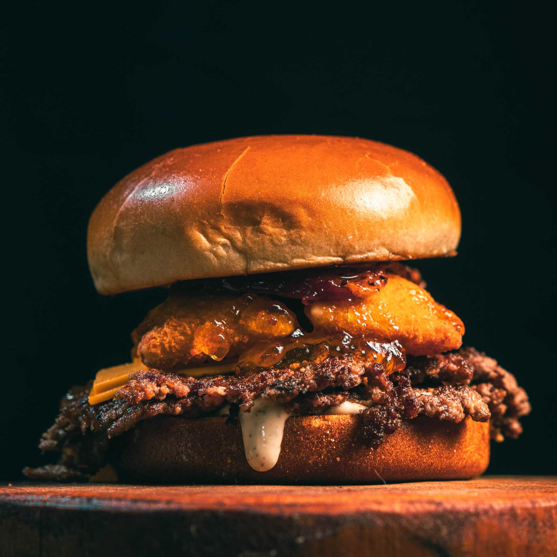 Pão brioche, 2 carnes smash saborosas, cheddar polenghi, 3 almofadinha de queijo gouda empanado, geleia de pimenta (levemente apimentada) bacon em tiras e nossa maionese temperada da casa. O maior sucesso do legends!