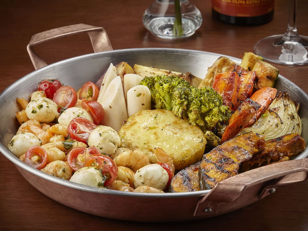 Camarões Salteados no Azeite e Alho, com Legumes, Palmito, Batata Recheada, Tomates Cereja e Muçarela de Bufala Envolvidos Em Leve Molho Escalivada e Azeite de Ervas. Acompanha Arroz de Brócolis.