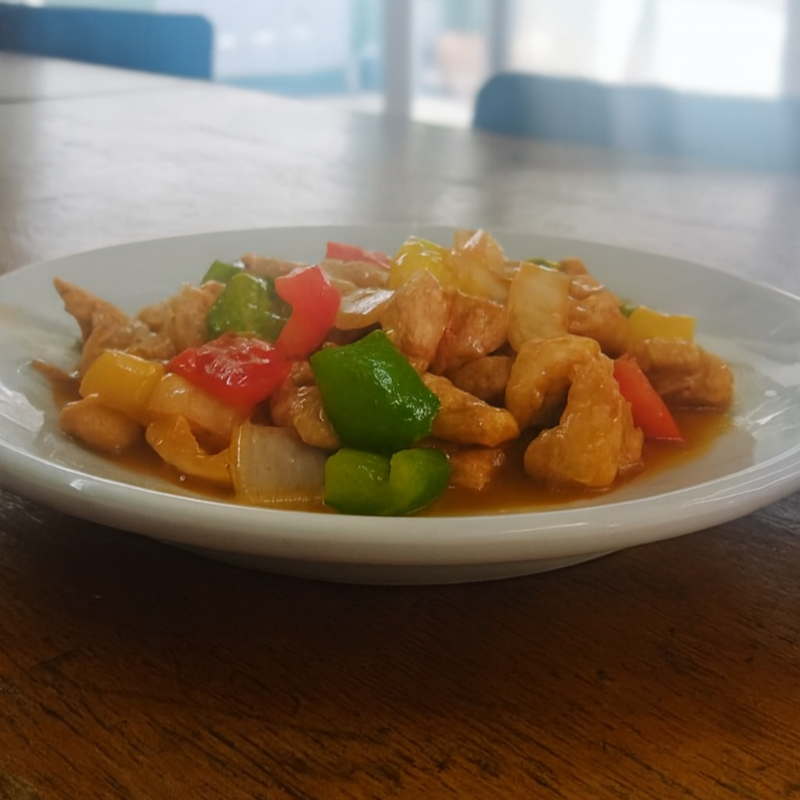 Peito de frango picado cozido com pimentões e cebola!