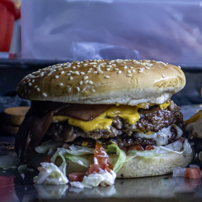 Burger con Tocino (Carne 100% RES)