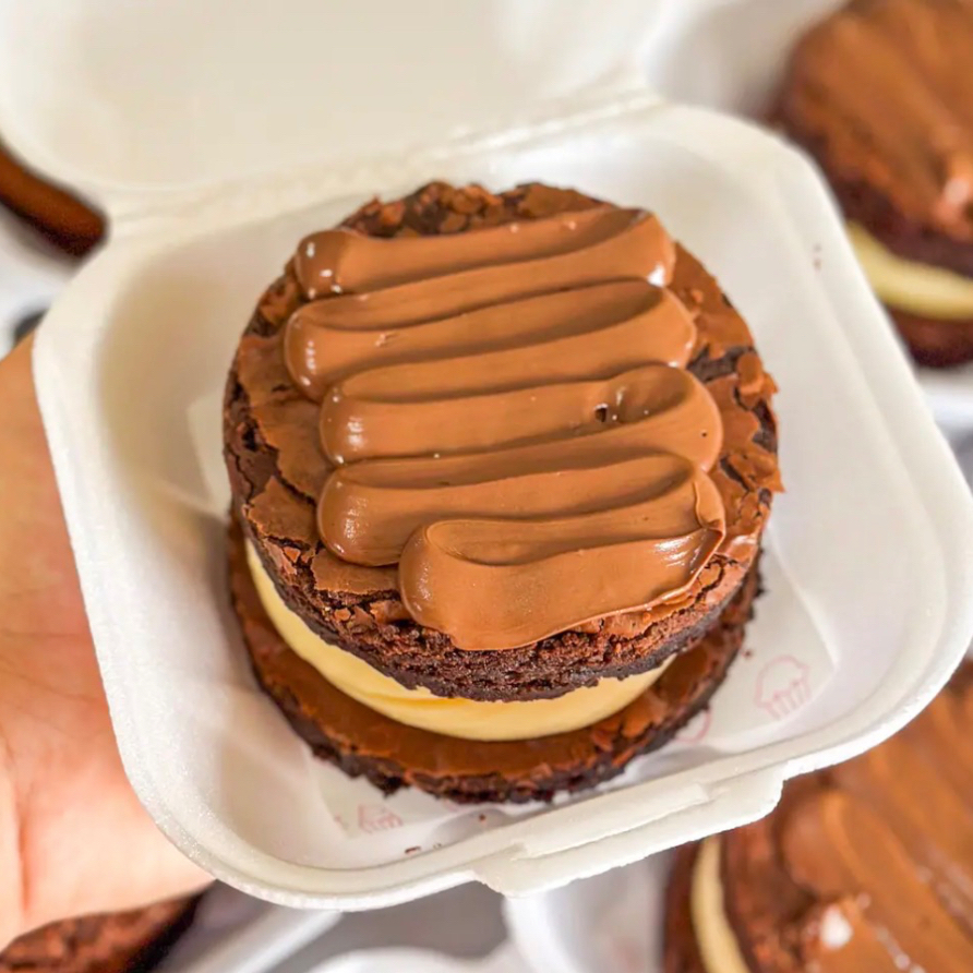 Nosso já conhecido e amado Brownie Supreme, mas sem os morangos para aqueles que preferem sem ou não gostam da fruta.