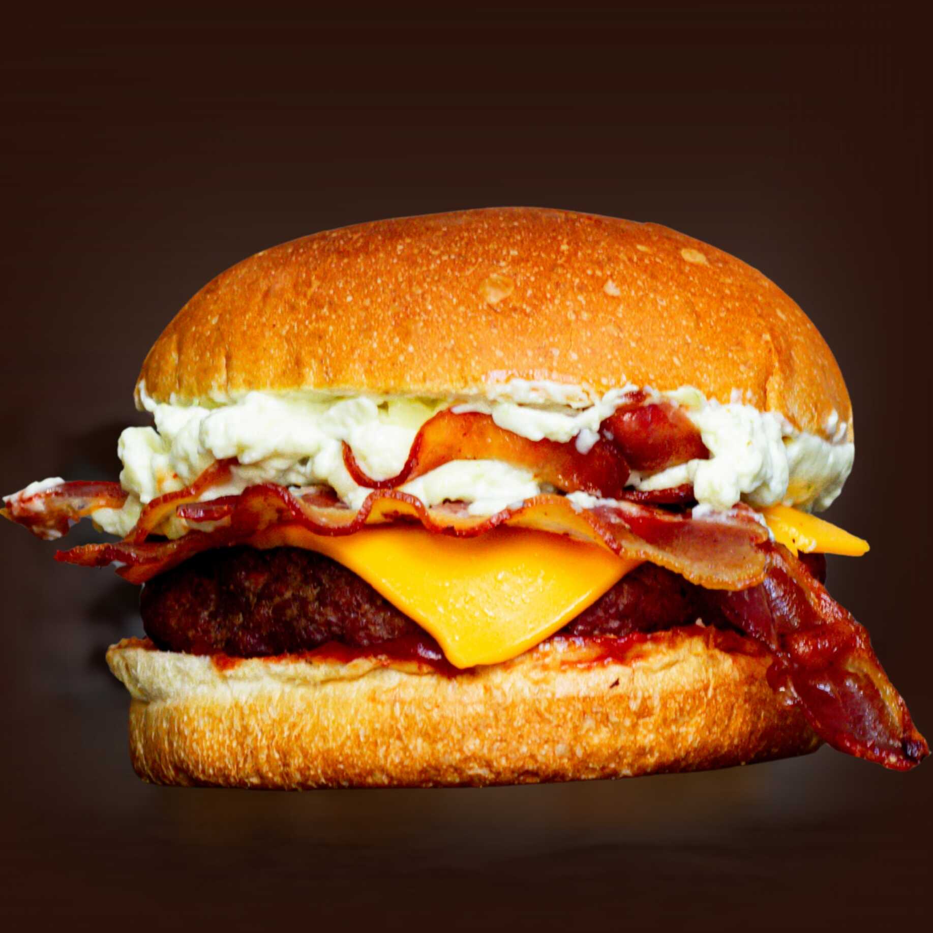 Delicioso X-Bacon Artesanal feito com Pão Especial: Macio, selado na manteiga e de altíssima qualidade, Blend Artesanal 115g, Fatias de Bacon Crocante, Fatia de queijo Cheddar e Maionese secreta do chef e molho especial da casa já integrados no Burguer.