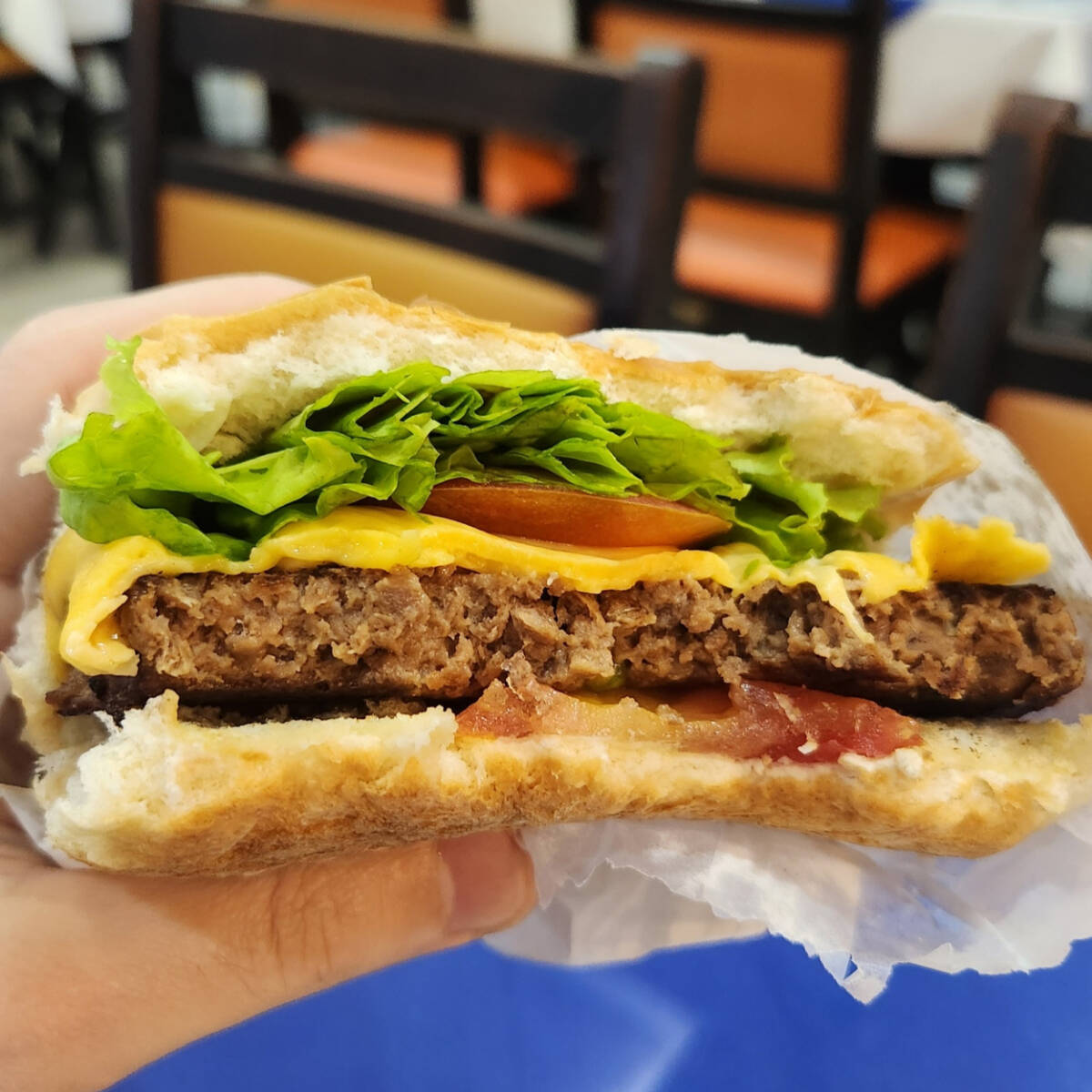 Pão, carne, queijo, presunto, alface, tomate, cebola, e molho especial.