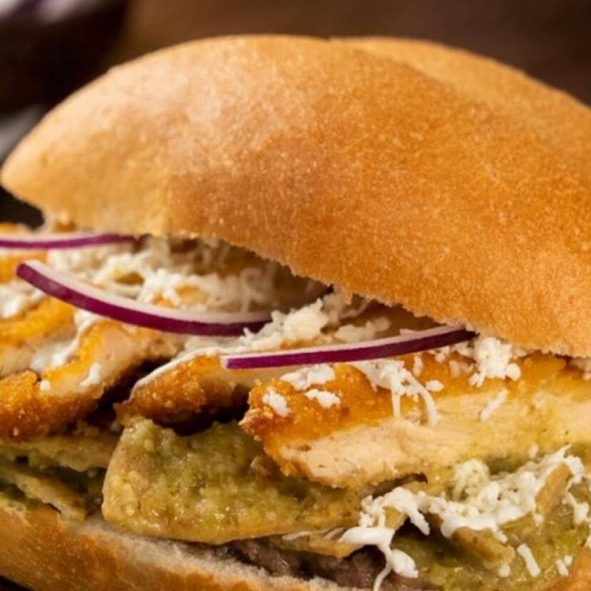 Torta de chilaquiles con milanesa de pollo+bebida