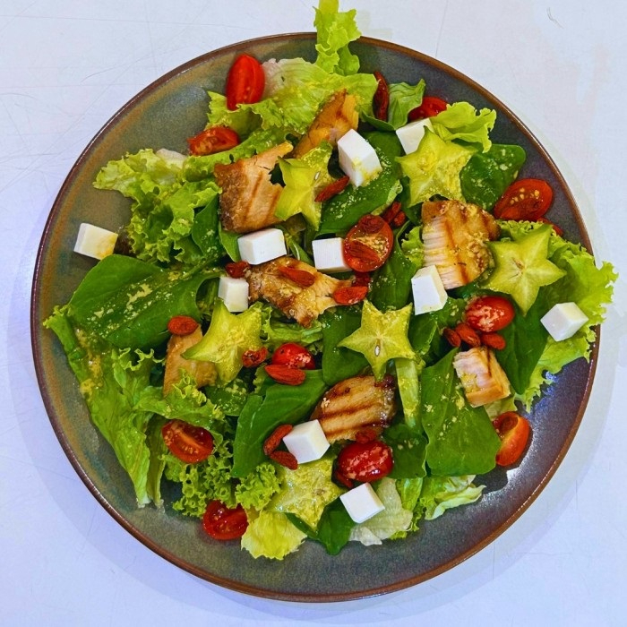 Queijo feta em cubos, folhas de espinafre fresco, carambola, gojiberry, tomatinhos e mix alface molho mostarda e mel.