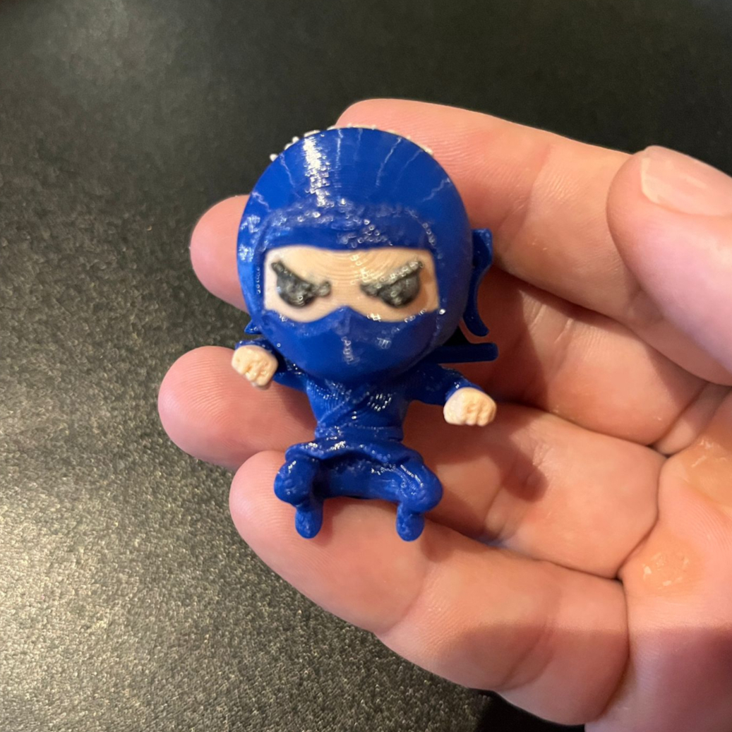 Ágil, estiloso e cheio de atitude 💙 O Ninja Azul é o parceiro ideal para quem quer firmeza ao usar os hashis sem abrir mão do visual. Perfeito para todas as idades e níveis de habilidade.