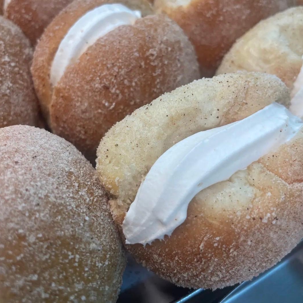 Com massa super leve e saborosa, nossos sonhos são assados, ou seja, não tem aquela gordura do óleo. Com recheio delicioso de nata, é o nosso sonho mais vendido desde o início da confeitaria. Que tal adoçar seu dia com essa delícia?