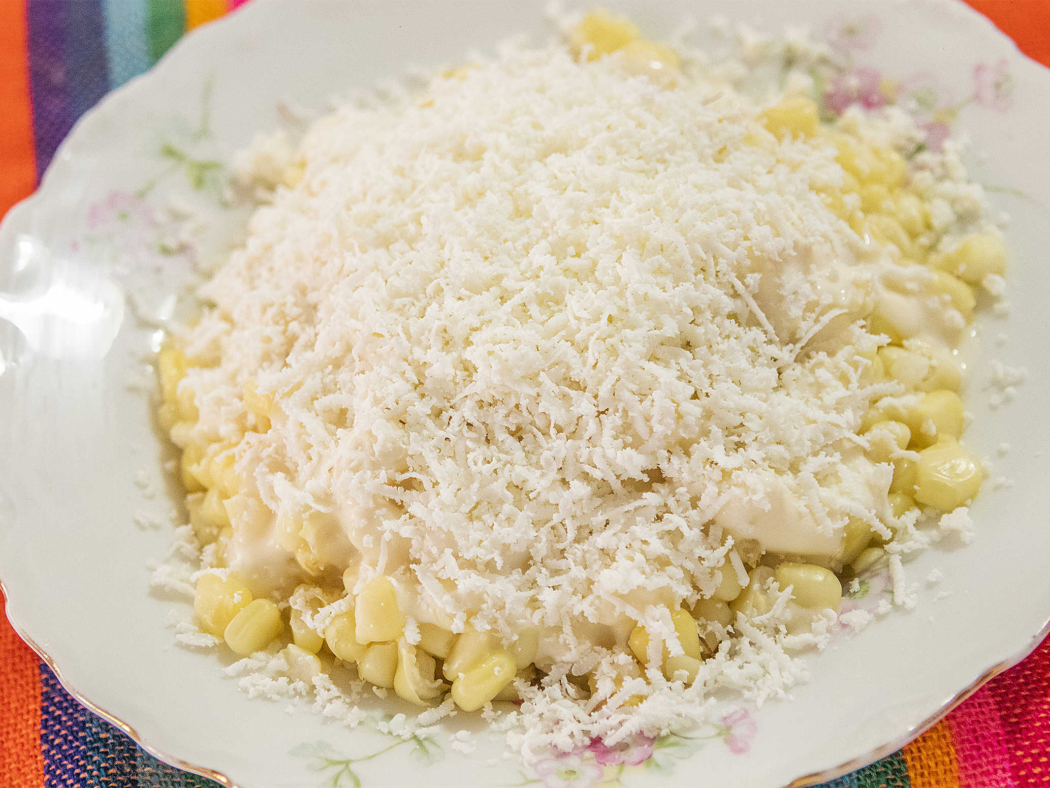 Elote con queso amarillo.
