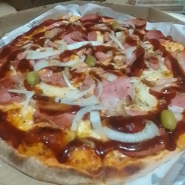 MUSSARELA,CALABRESA,BACON EM CUBOS,CEBOLA,BARBECUE,ORÉGANO E AZEITONA.