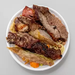 Arroz, feijão, macarrão, farofa, refogado do Dia, três fatias de carne um frango e...