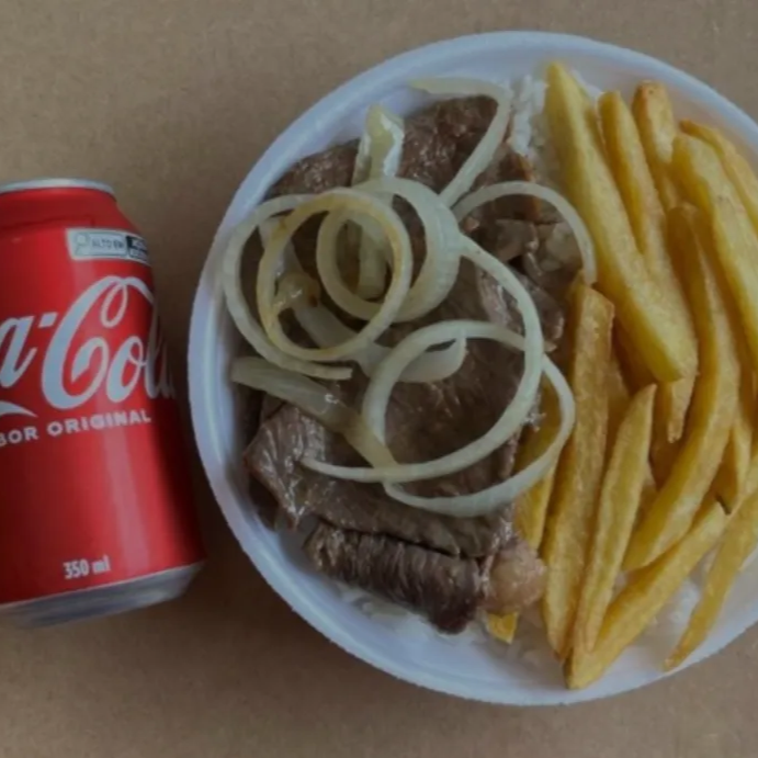 Bife acebolado com arroz e fritas + Coca Lata 350ml