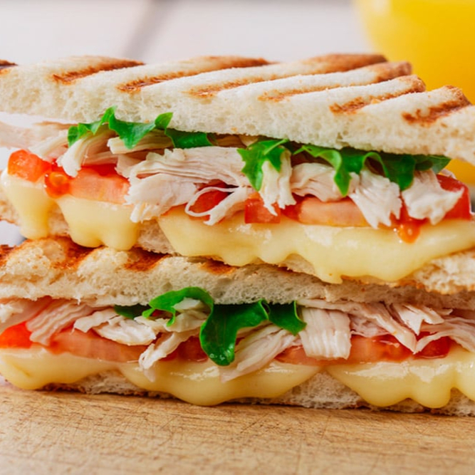 Sandwich De Pollo Con Tomate, Lechuga Y Queso