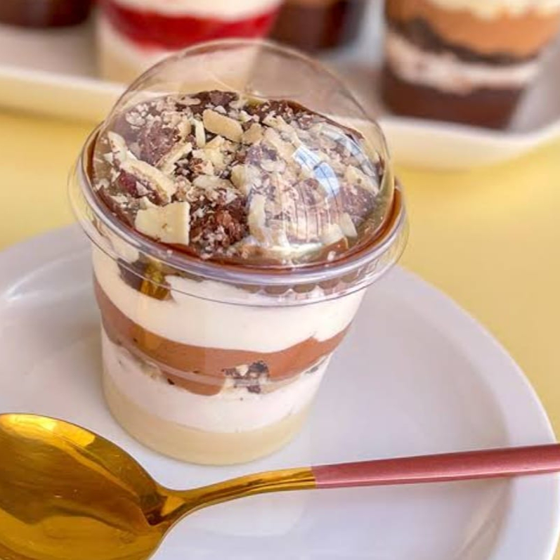 Camadas de brawnie, brigadeiro branco aerado, creme de Ninho aerado , finalizado com brigadeiro gourmet e um delicioso bis crocante