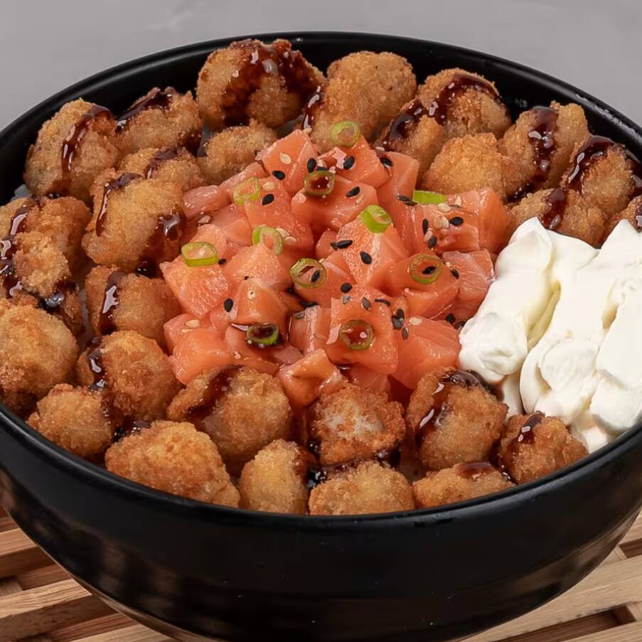 Base à sua escolha, salmão, tilápia croc, arroz, sour cream, gergelim, cebolinha e teriyaki. 
Escolha a base do seu poke: Arroz japonês (shari) ou Salada!