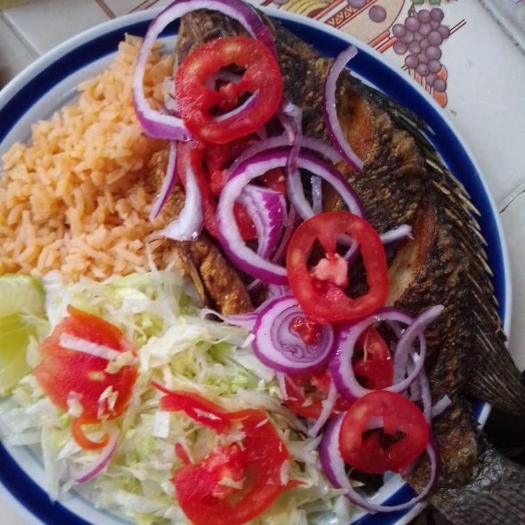 Mojarra frita al mojo de ajo