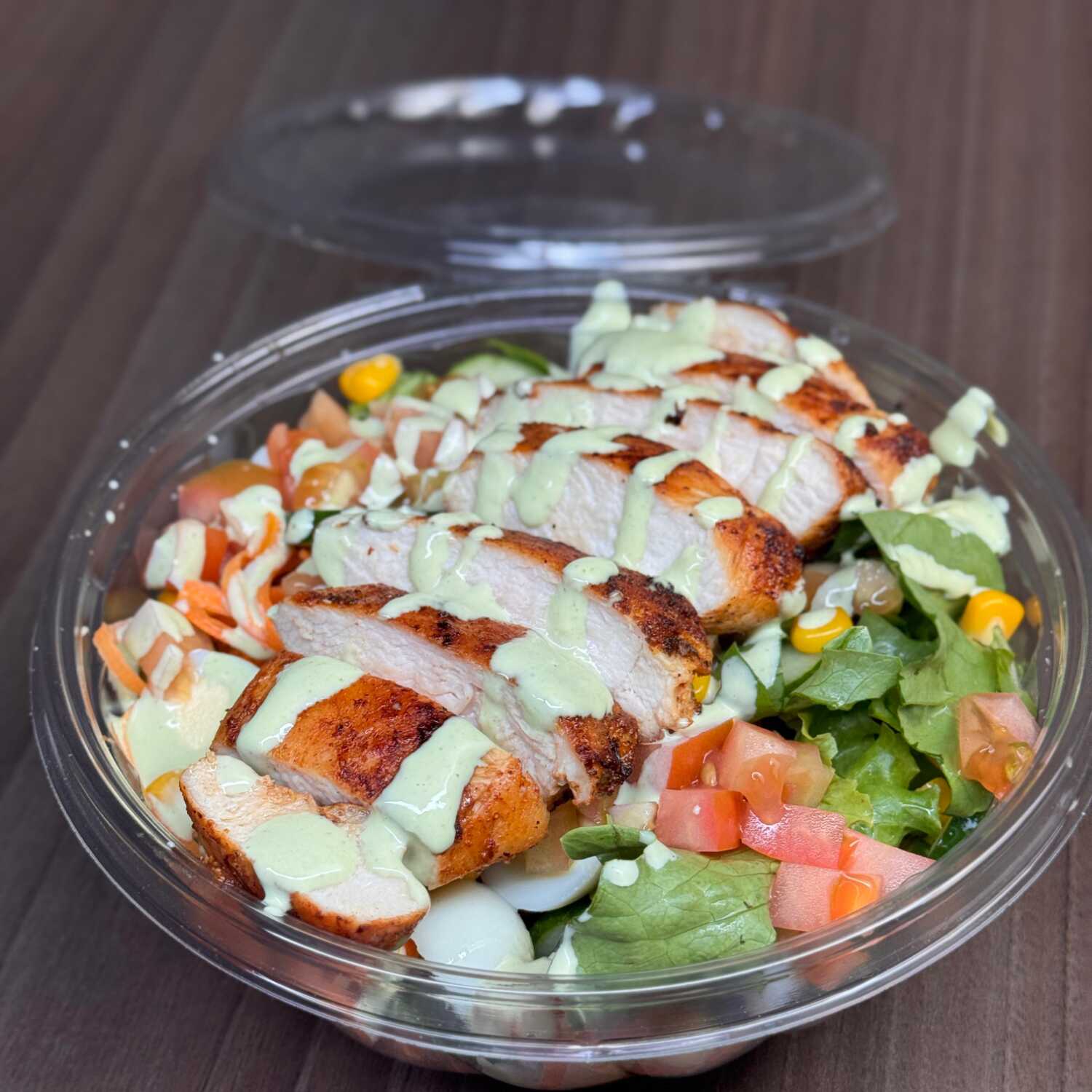 Base
Mix de alfaces
Cenoura
Pepino japones
Tomate
Milho verde
Proteina
80 g File de frango grelhado
Cortado em tiras
40 g ovos de codornia
Molhos a escolha do cliente