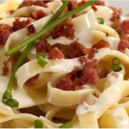 Uma deliciosa massa talharim ao molho branco com linguiça e bacon.