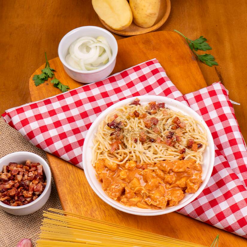 Saboroso e imbatível, nosso caseirinho de Strogonoff com tempero especial do cheff da Parmegiana Supreme.Molho a base de Mostarda e creme de leite, acompanha Macarrão alho e óleo.Este prato é servido em uma embalagem de isopor redonda com todos ingredientes juntos.