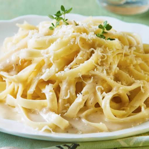FETUCCINI TRADICIONAL ALFREDO CON PECHUGA DE POLLO
