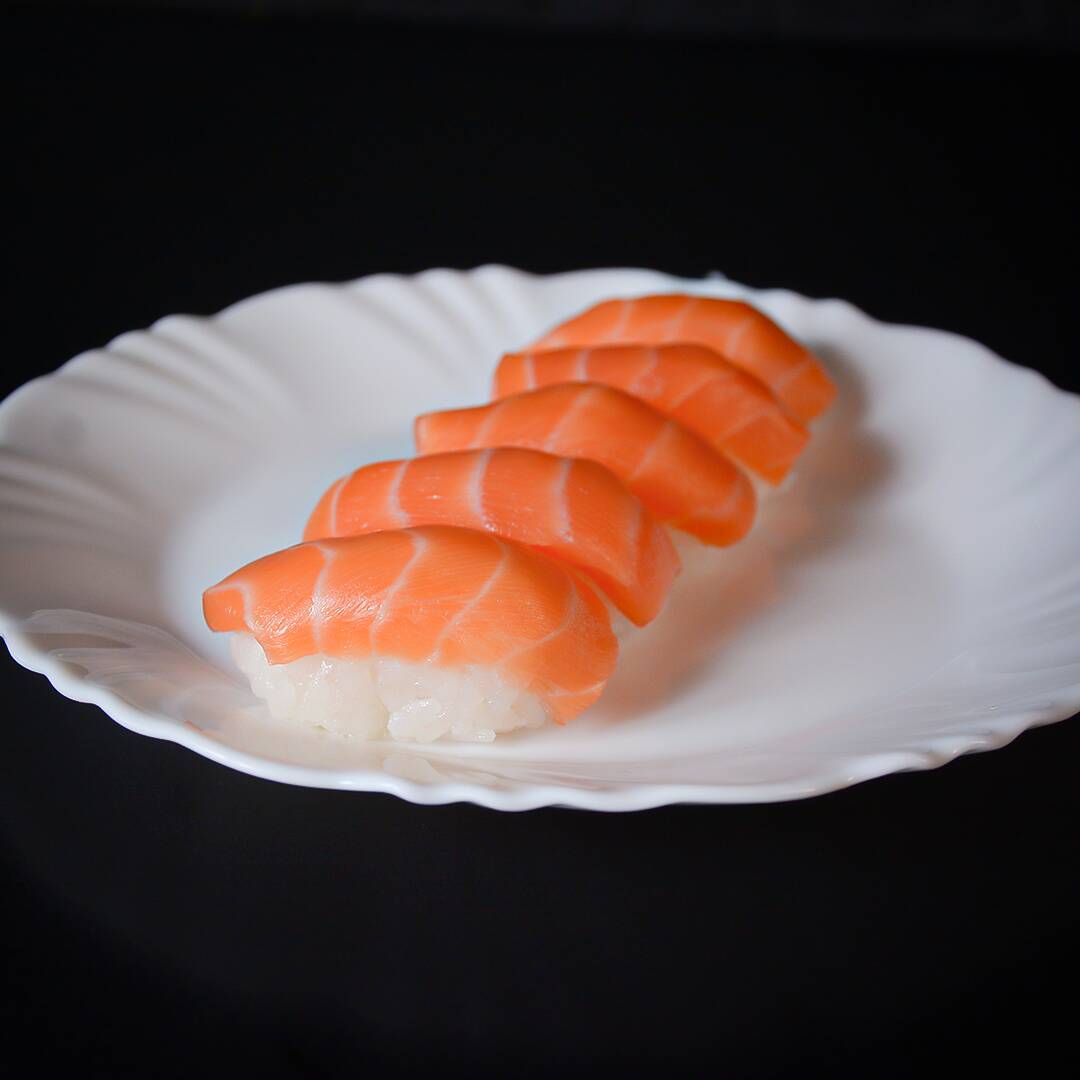 Clássico e irresistível! Arroz japonês moldado à mão, coberto com fatia de salmão fresco e macio. Sabor puro e equilíbrio perfeito em cada mordida