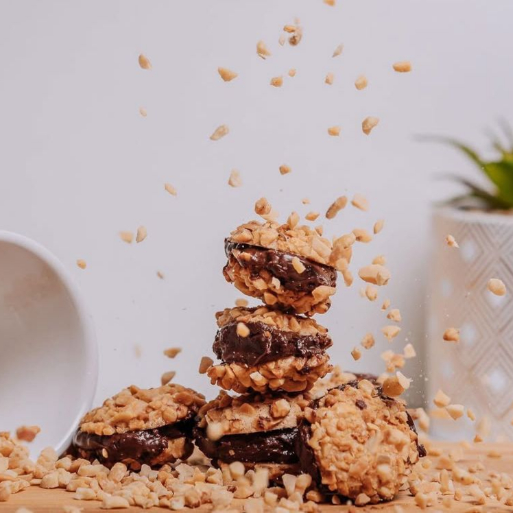 Biscoito crocante de amendoim recheado com creme de avelã.