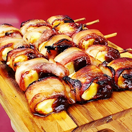 Queijo coalho com goiabada enrolados no bacon.