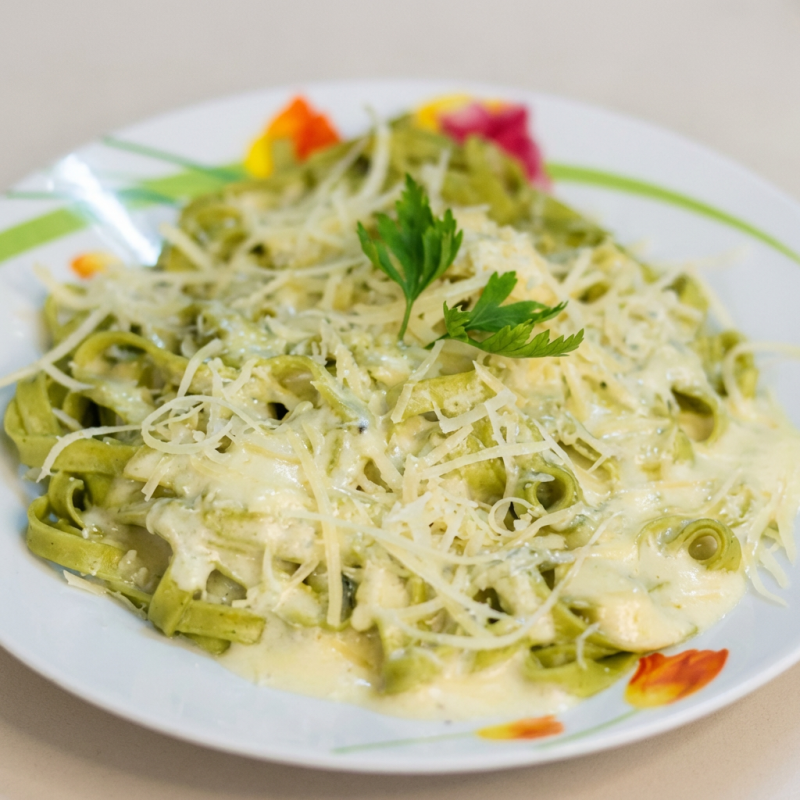 Talharim de espinafre delicadamente preparado, envolvido em um cremoso molho quatro queijos, rico e cheio de sabor. Acompanha 6 almôndegas suculentas e bem temperadas, cozidas no ponto ideal. Promoção especial de Carnaval aproveite por tempo limitado!