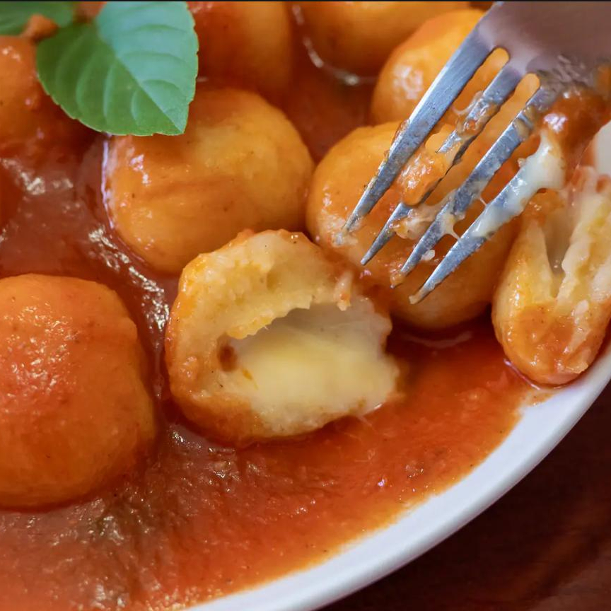 Nosso nhoque de batata c/ recheio de muçarela, uma deliciosa massa artesanal feita com muita batata e com autêntica farinha italiana. Molho a sua escolha e finalizado com parmesão ralado.