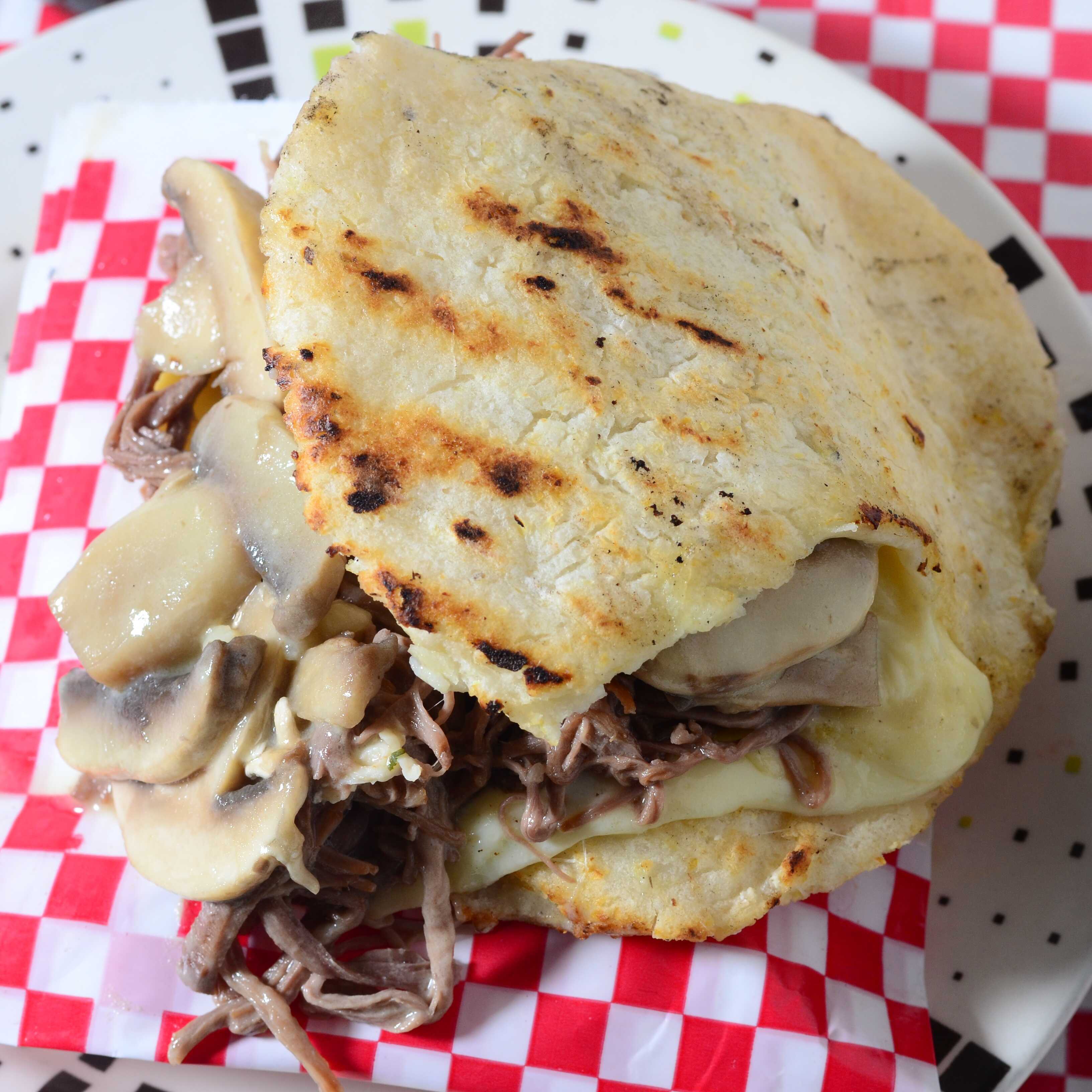 Arepa Carne y Champiñón