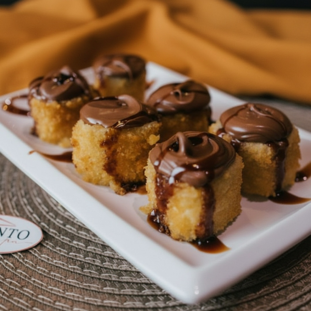 Delicie-se com a nossa irresistível sobremesa hot roll de banana com cobertura de chocolate de avelã, uma fusão perfeita de textura e sabor.
