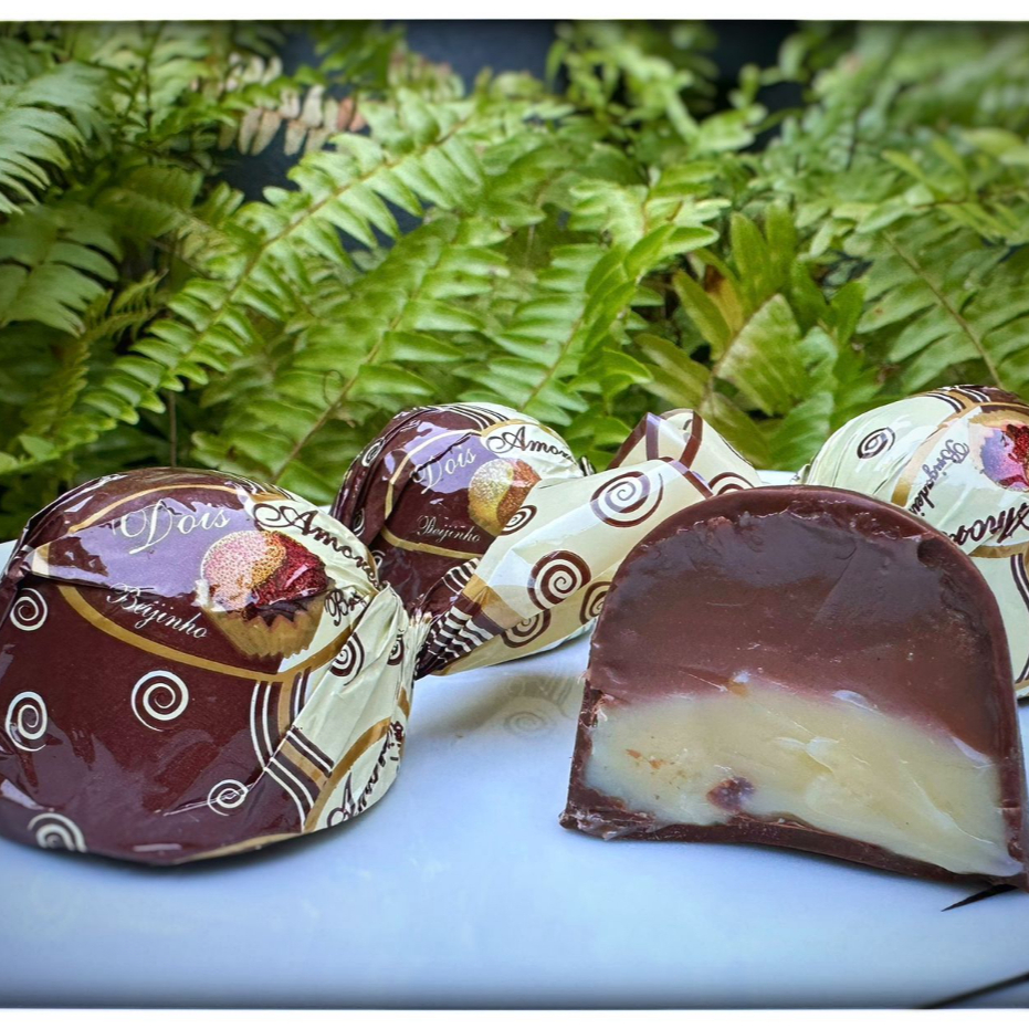 Trufas artesanais produzidas com chocolate de alta qualidade e recheios cremosos