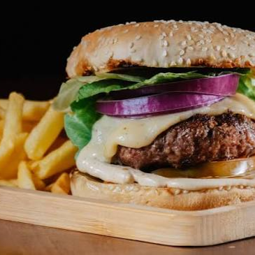 Bacon o sabor da salvação! Feito com um pão brioche tostado e carne 150g grelhada com queijo muçarela, tiras de bacon sequinho e crocante, cebola roxa e a nossa querida maionese caseira e acompanha batata fritinha e bebida à escolha.
