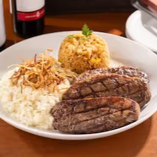 Arroz cremoso de alho poró, farofa de ovos e picanha angus grelhada