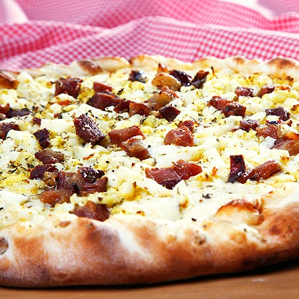 Presunto, ovos, cebola, bacon e mussarela.