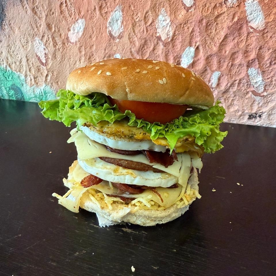 3 carnes de picanha, 3 ovos, bacon, calabresa, queijo, frango, batata palha, alface, tomate