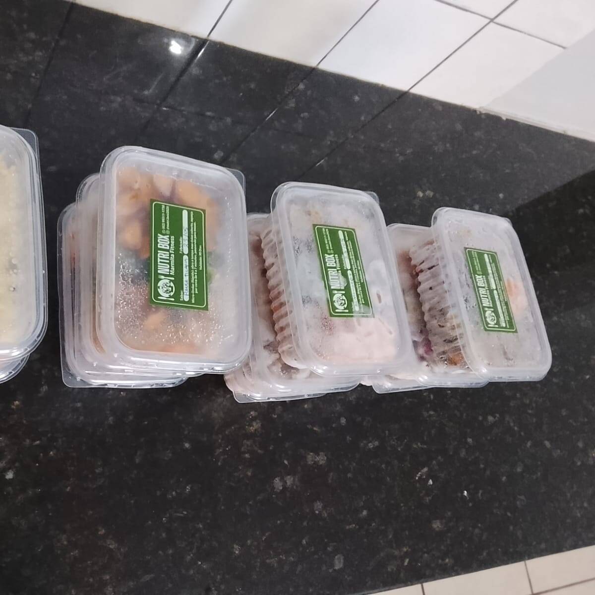 Kit com 5 refeições congeladas do cardápio.
Padrão de cada refeição : 130 gramas de proteína , 120 gramas de arroz ou cabotiá, 60 gramas de feijão, 70 gramas de legumes.
Refeição congelada.
Preparação : 6 minutos no microondas ou no banho maria.
Validade: 90 dias (3 meses)