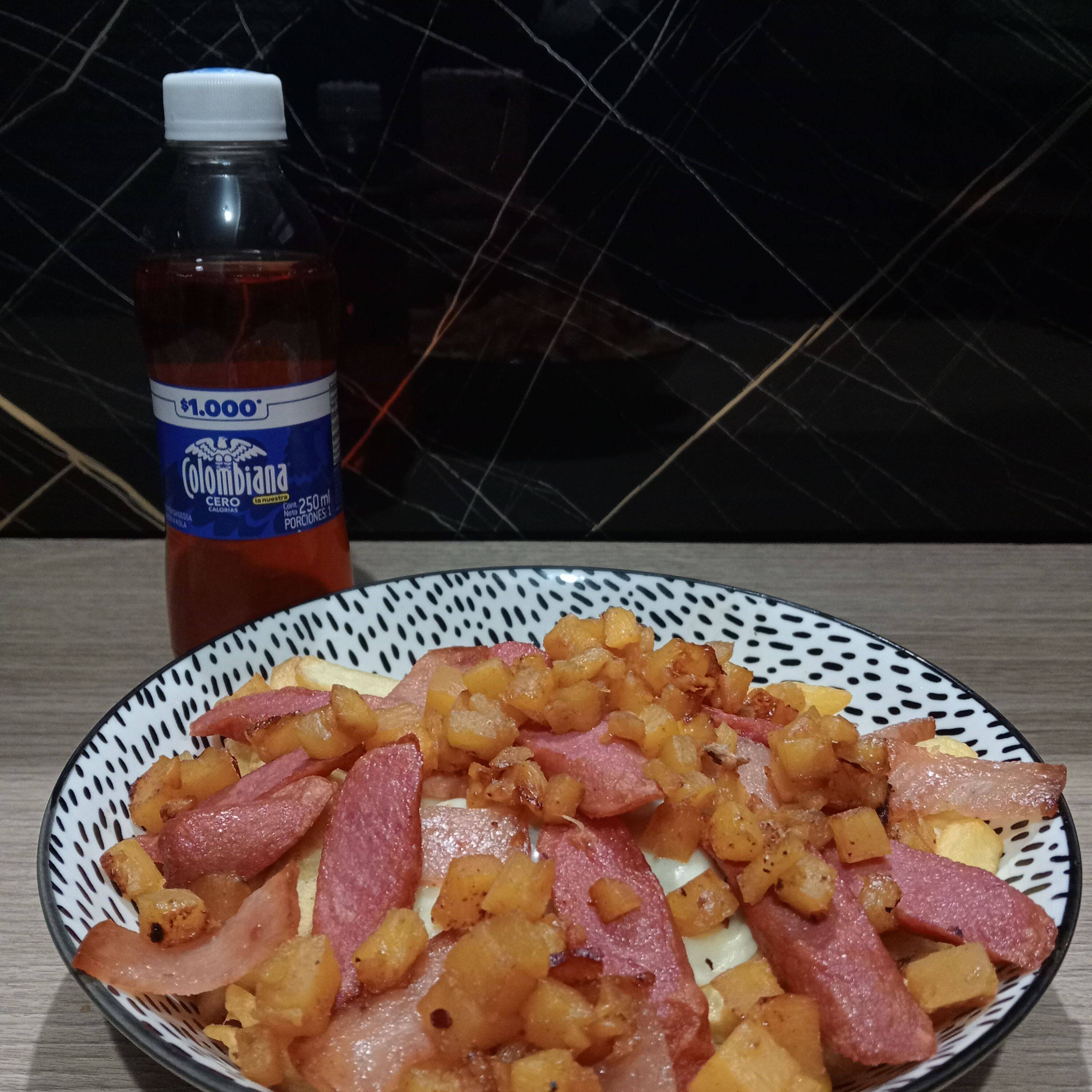 Combo Salchipapa Hawai más Gaseosa 250 ml