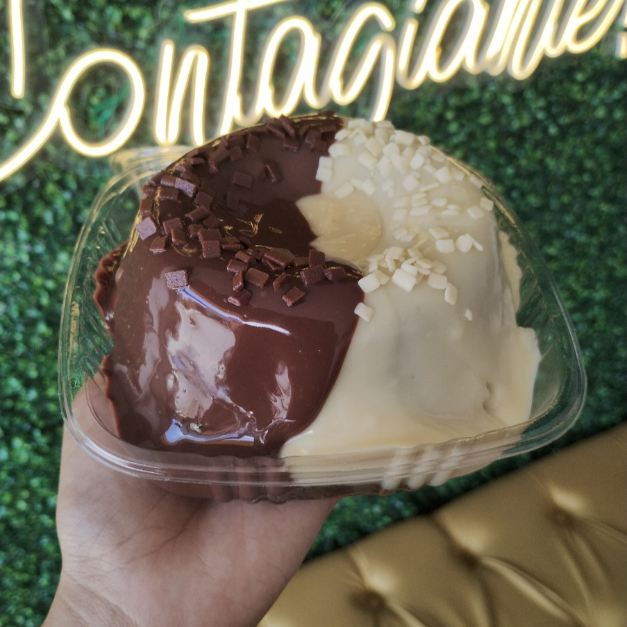 Bolo fofinho de chocolate com recheio de brigadeiro 50% e chocolate trufado branco. Peso aprox. 450g. Obs: Decoração pode variar!