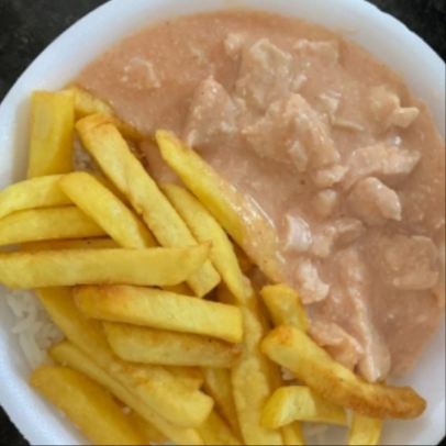 Delicioso strogonoff de frango acompanhado de arroz soltinho e batata frita.