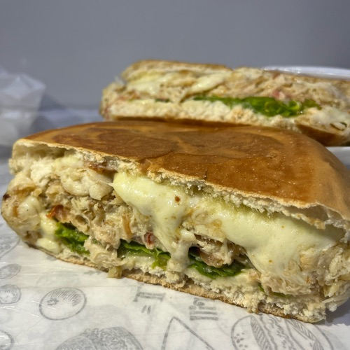 Pão, ketchup, mostarda, milho, alface, tomate, ovo, bacon, filé de frango, requeijão, muçarela e presunto.