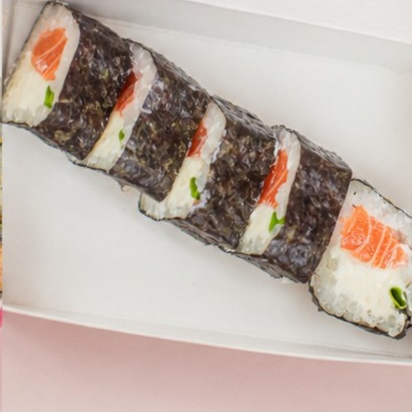 Enrolado de salmão, arroz japones e alga.