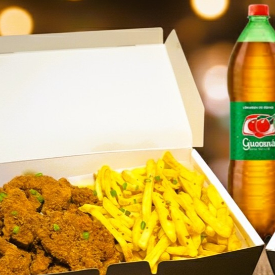 Batata Frita Crocante + Frango Empanado no ponto (Aprox. 600g). E pra completar: leve 1 Guaraná Antárctica 1,5l com 50% Off. Só neste fim de semana no Dona Panela Bistrô!