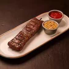 (Espetinho simples de carne de sol 200g in natura com molho e farinha)
