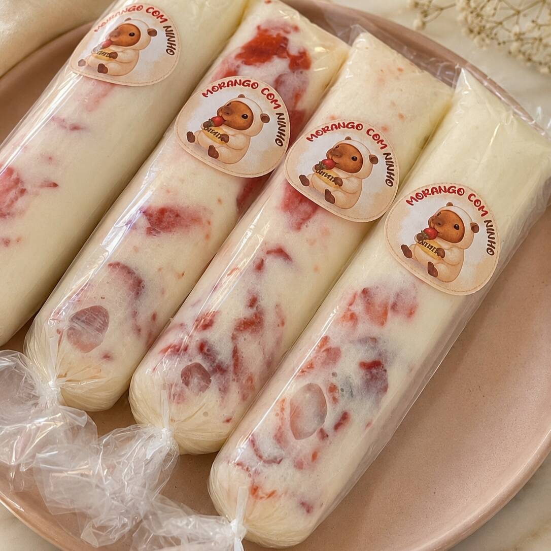 Morangos em pedaços e muito Ninho. Tem como resistir? 🍓
